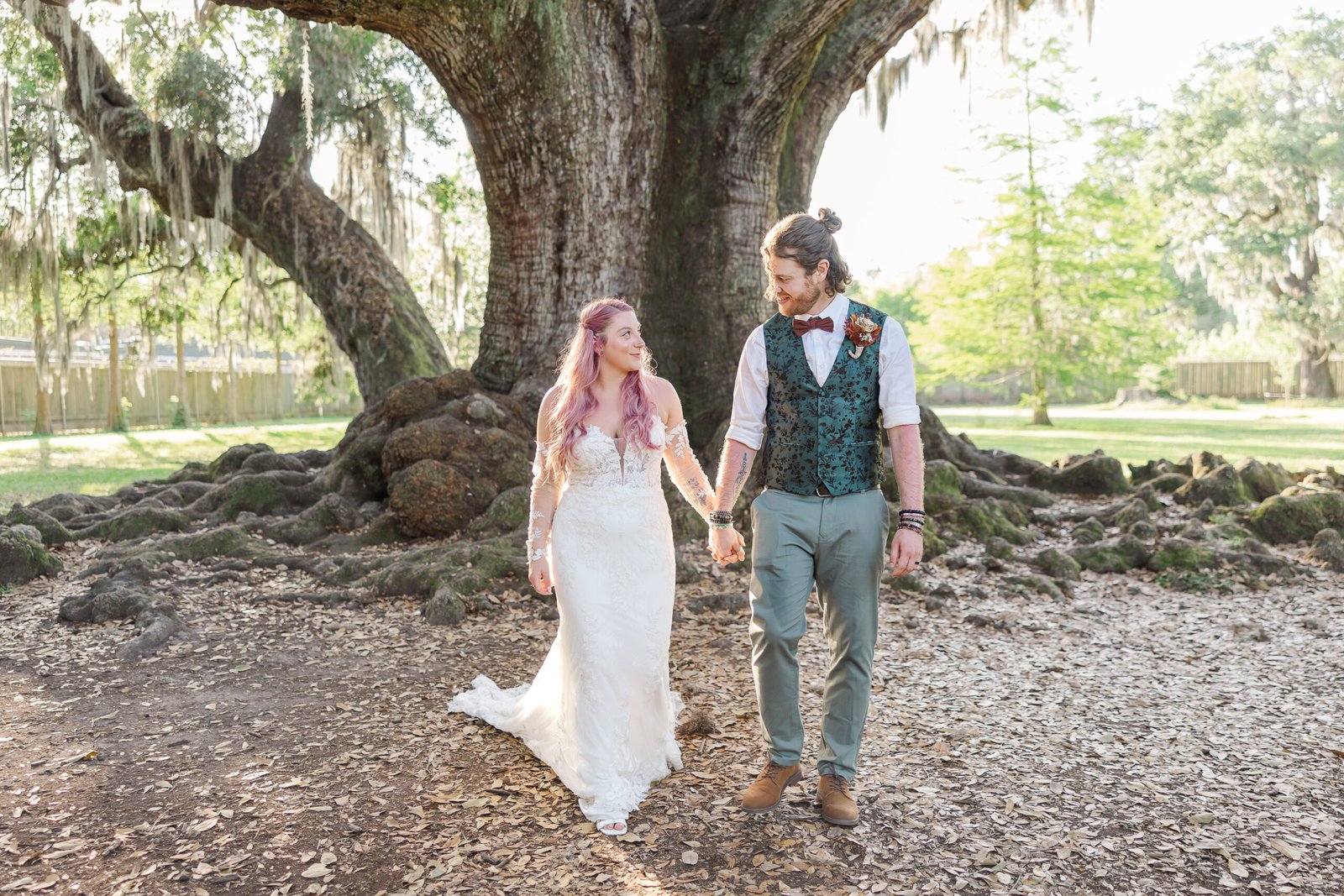 Wedding couple in front of the Tree of Life oak